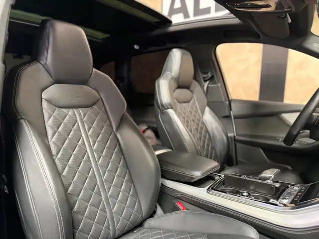 Audi Q7 view 12
