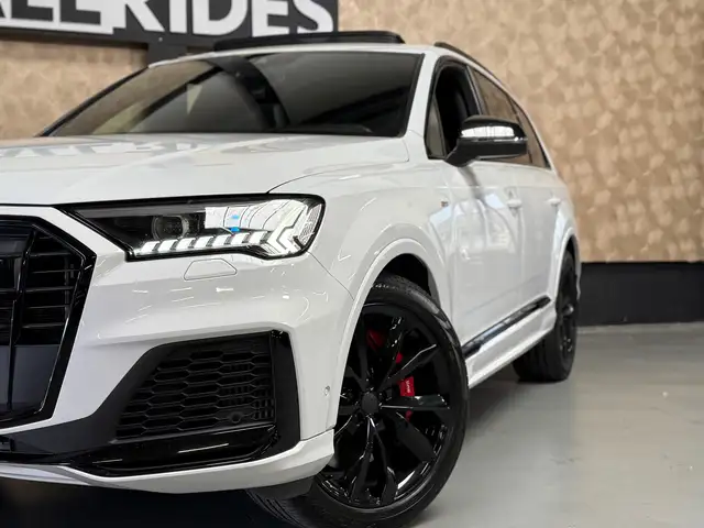 Audi Q7 view 2