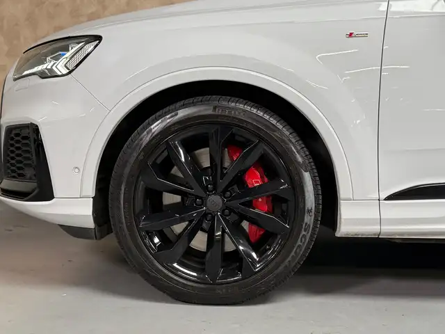 Audi Q7 view 7