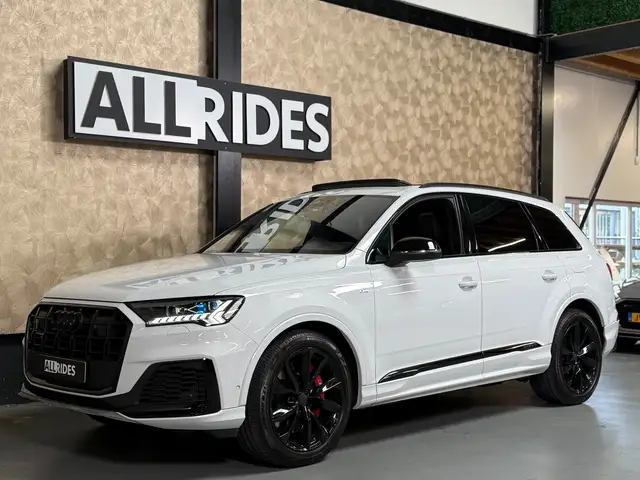 Audi Q7 view 5