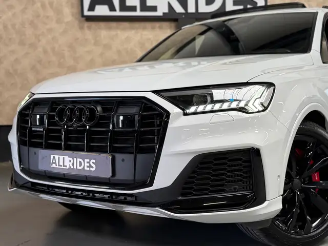 Audi Q7 view 3