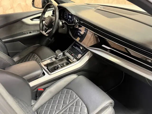 Audi Q7 view 11