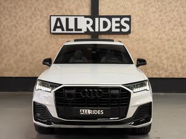 Audi Q7 view 8