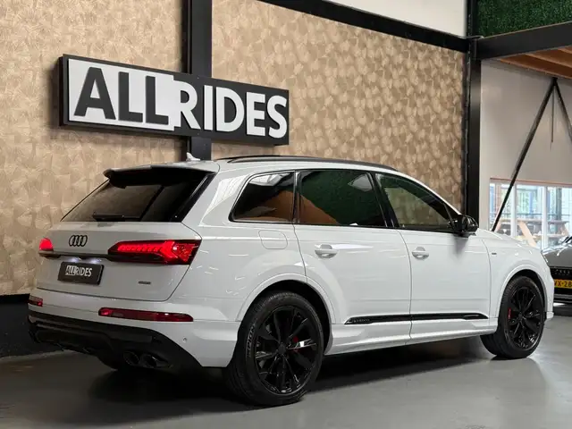 Audi Q7 view 9