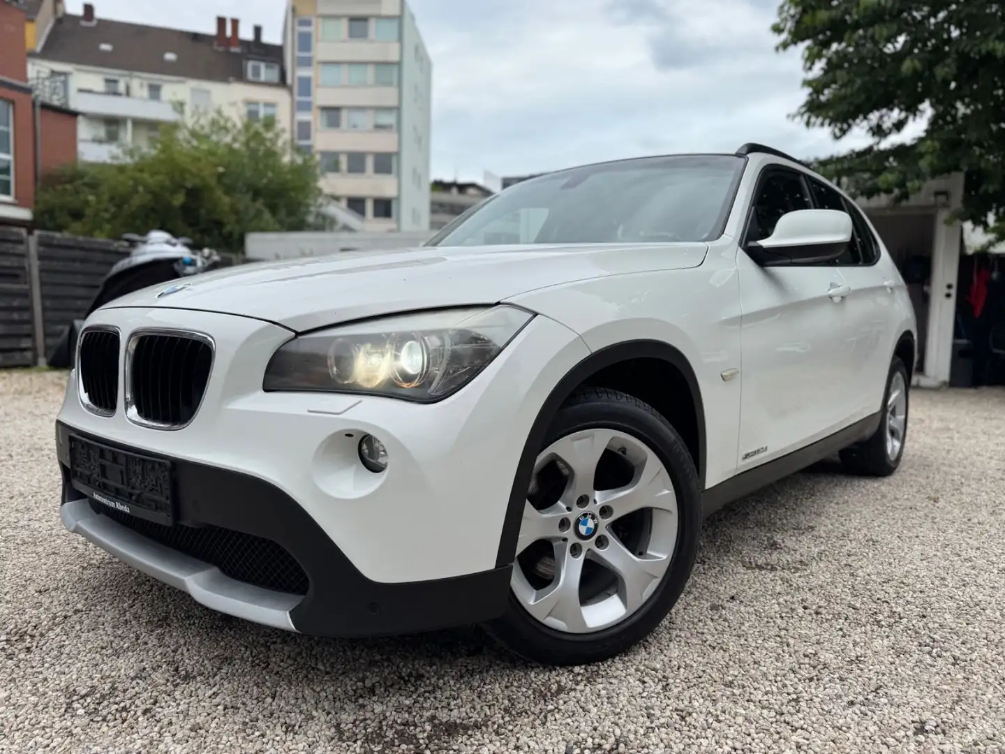 BMW X1 20d sDrive/AUT/KLIMA/XENON/AHK/PDC V+H/S-HEFT Weiß - 1