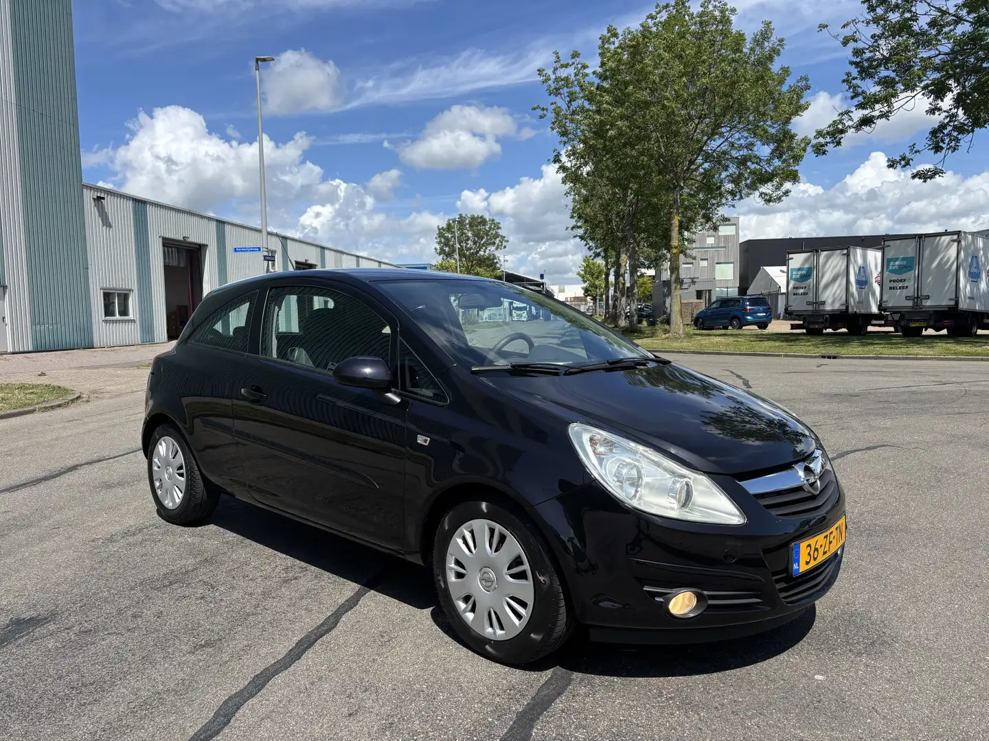 Opel Corsa 1.2-16V Enjoy 81 PK. Zuinige en zeer fijn rijdende Zwart - 1