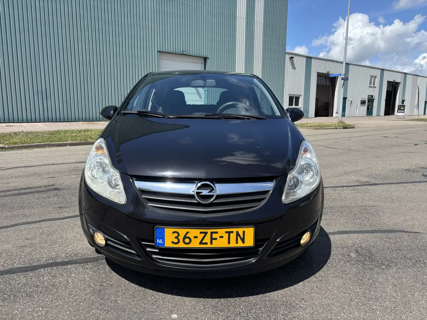 Opel Corsa 1.2-16V Enjoy 81 PK. Zuinige en zeer fijn rijdende Zwart - 2