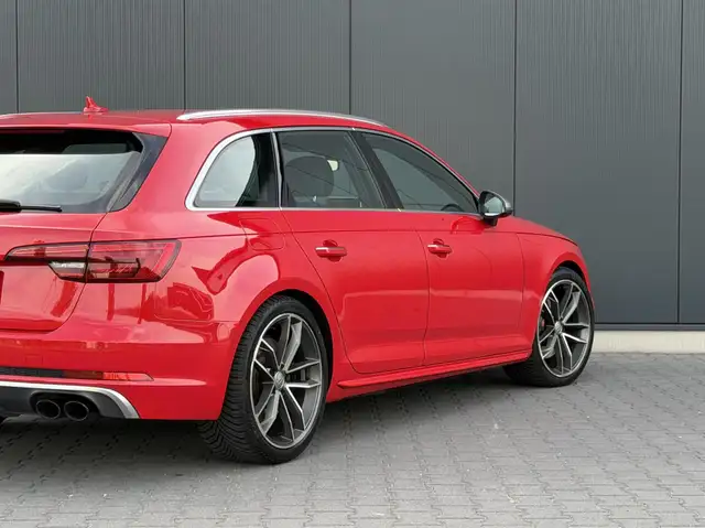 Audi S4 view 5