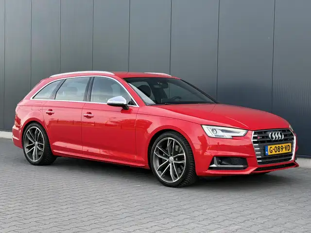 Audi S4 view 10