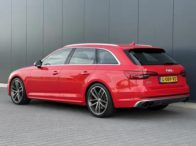 Audi S4 view 11