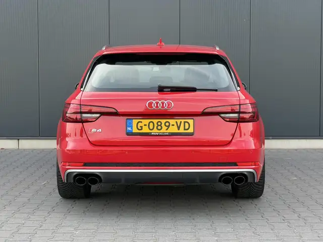 Audi S4 view 8