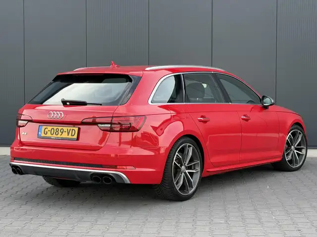 Audi S4 view 4