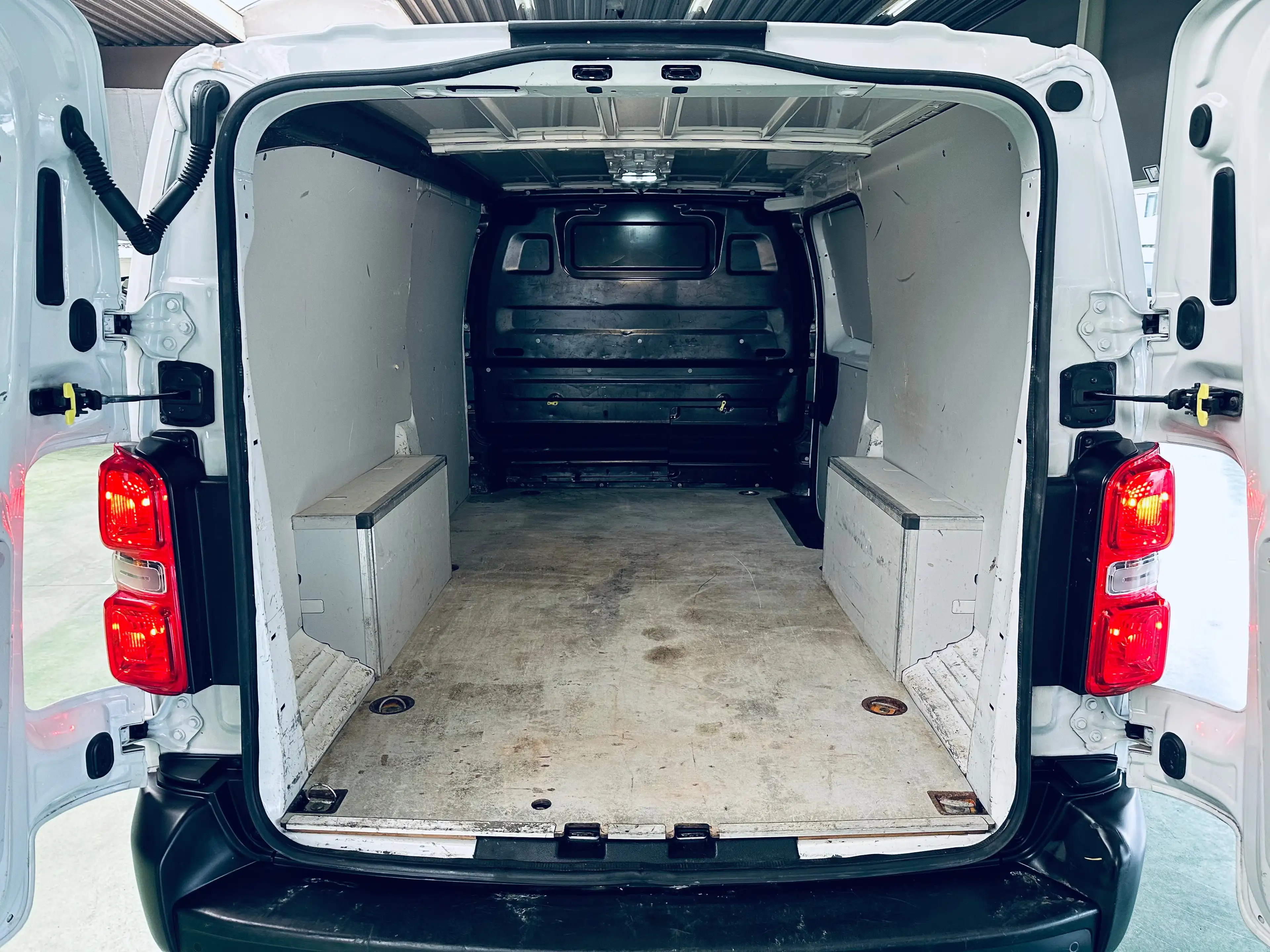 Peugeot Expert 2.0 BlueHDi L2 — photo 15