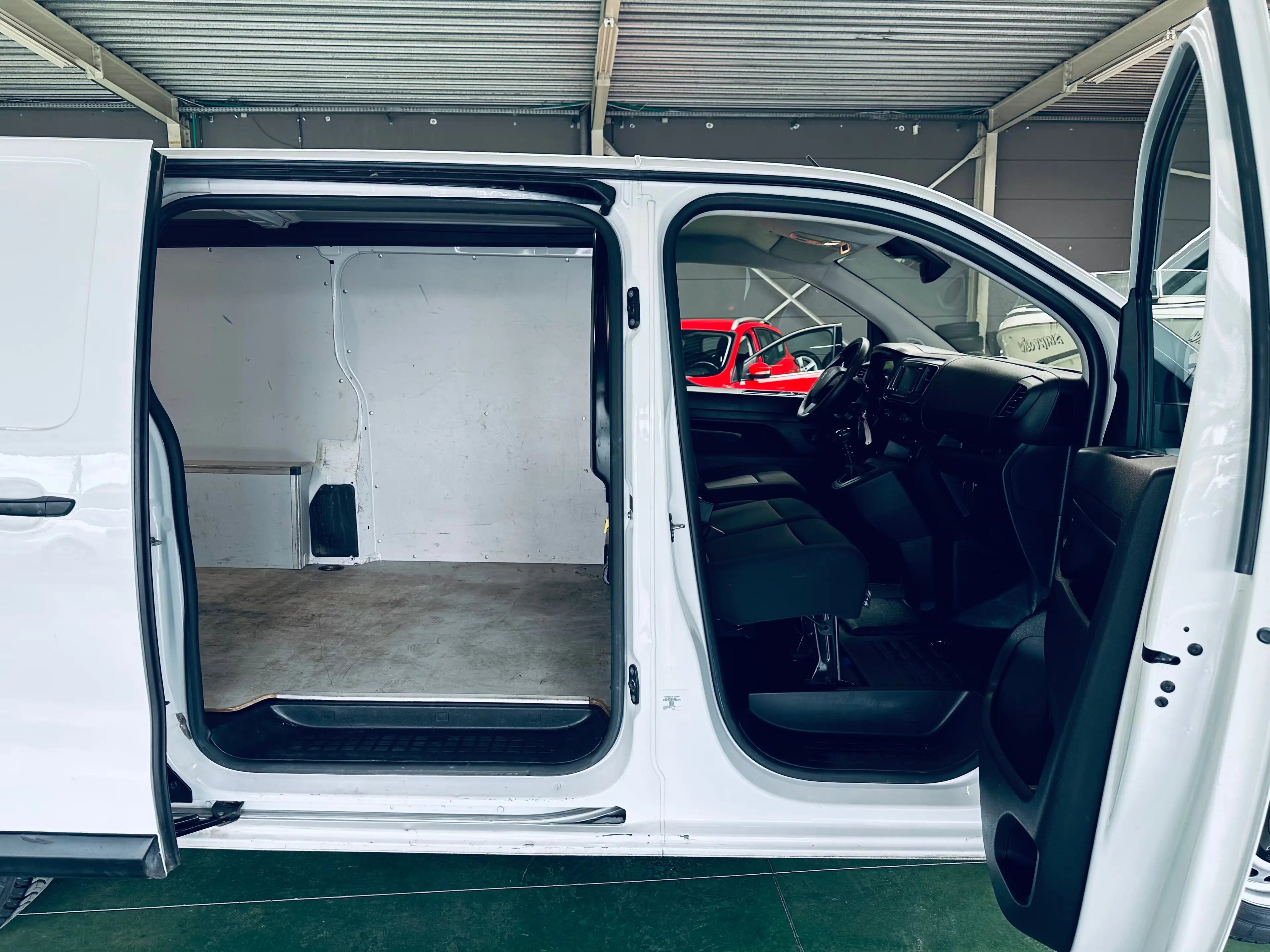 Peugeot Expert 2.0 BlueHDi L2 — photo 13