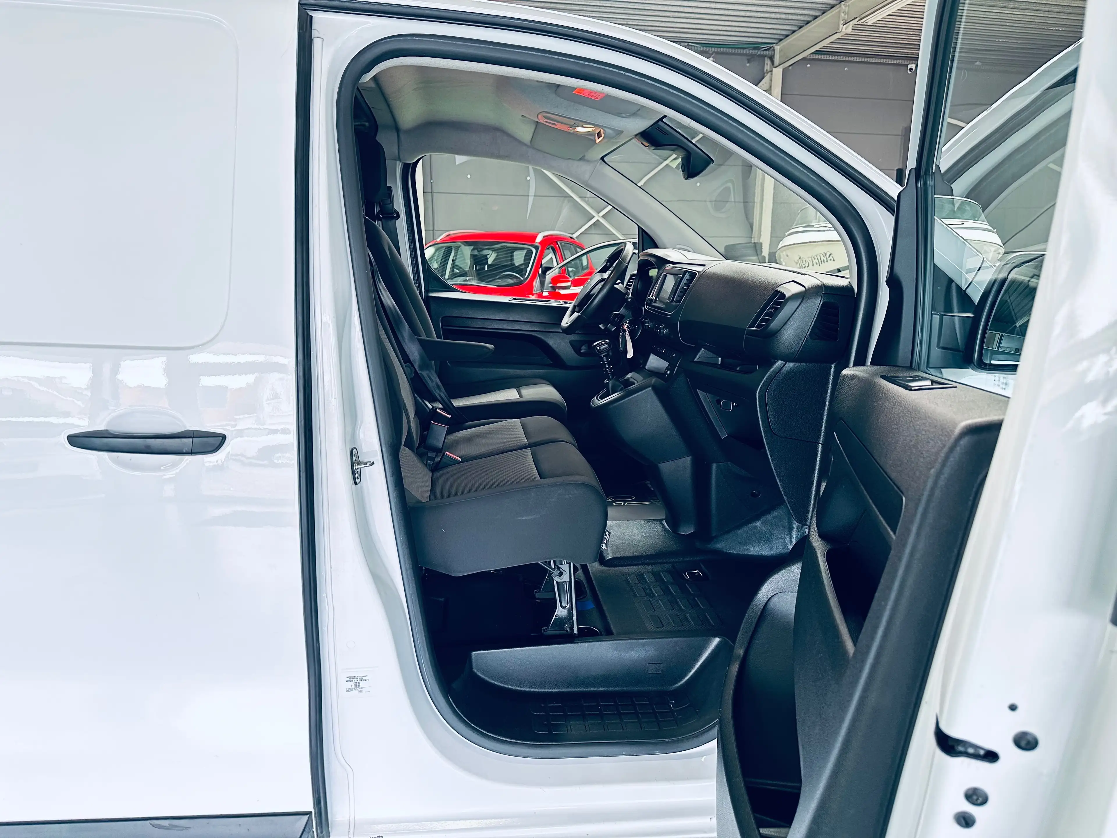Peugeot Expert 2.0 BlueHDi L2 — photo 12