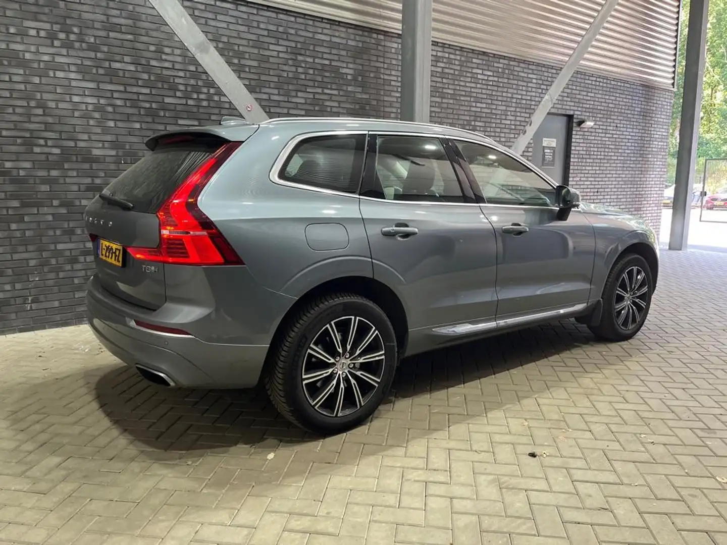 Volvo XC60 T8 Twin Engine AWD Inscription | Luchtvering | Pan Grijs - 2