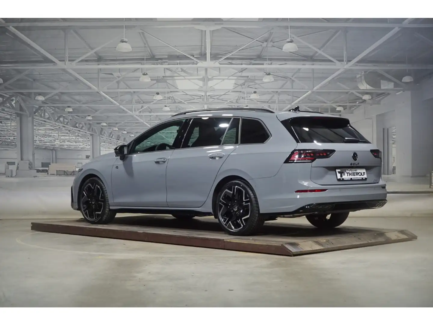Volkswagen Golf Variant R-Line 1.5 eTSI AHK PANO 3-Zonen 360 Grau - 2
