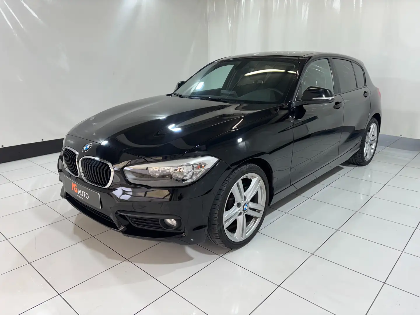 BMW 118 i * Cruise * Sièges chauff * Jantes 18 Schwarz - 2