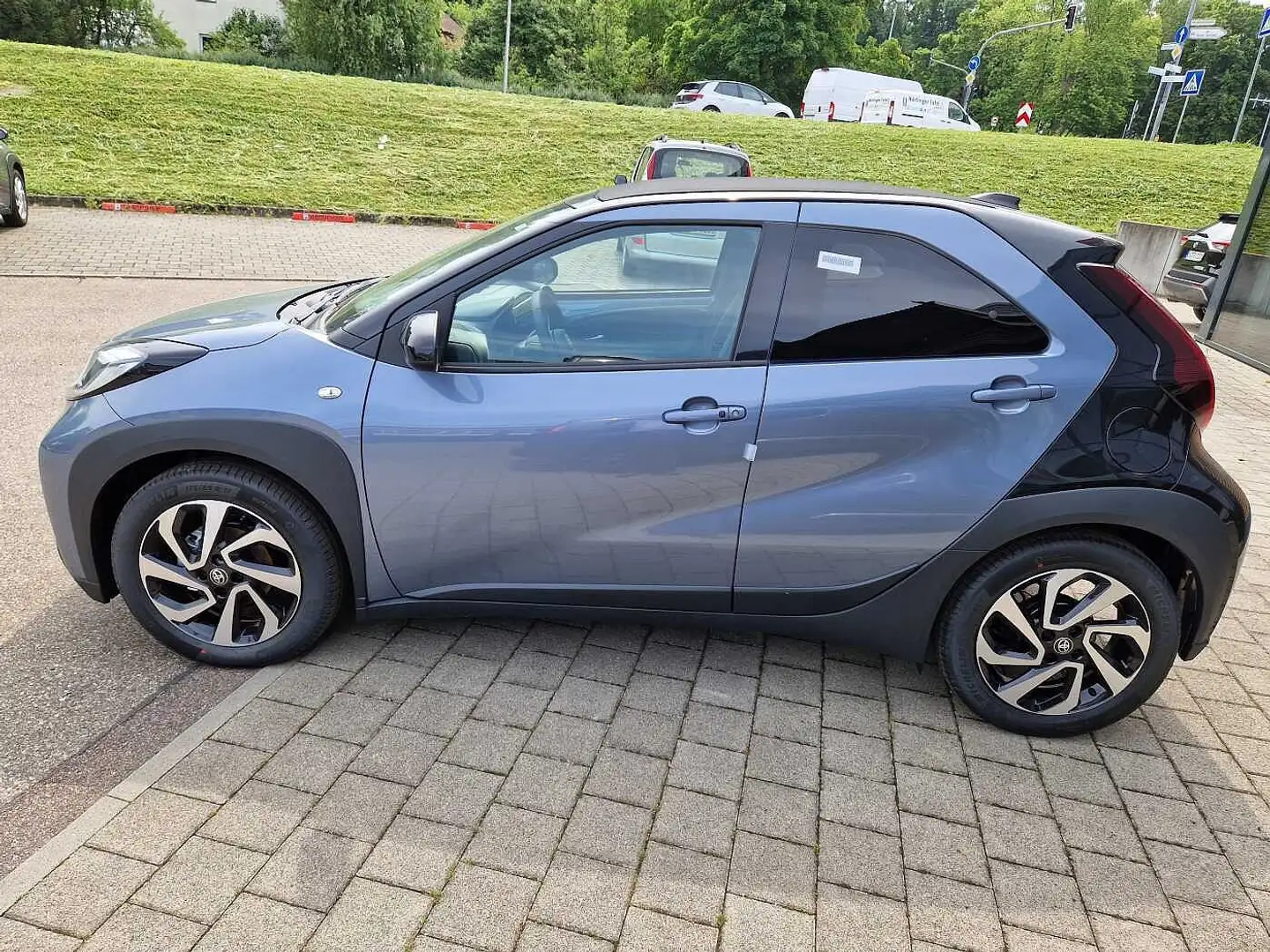 Toyota Aygo X S-CVT Air Teamplayer Grau - 2