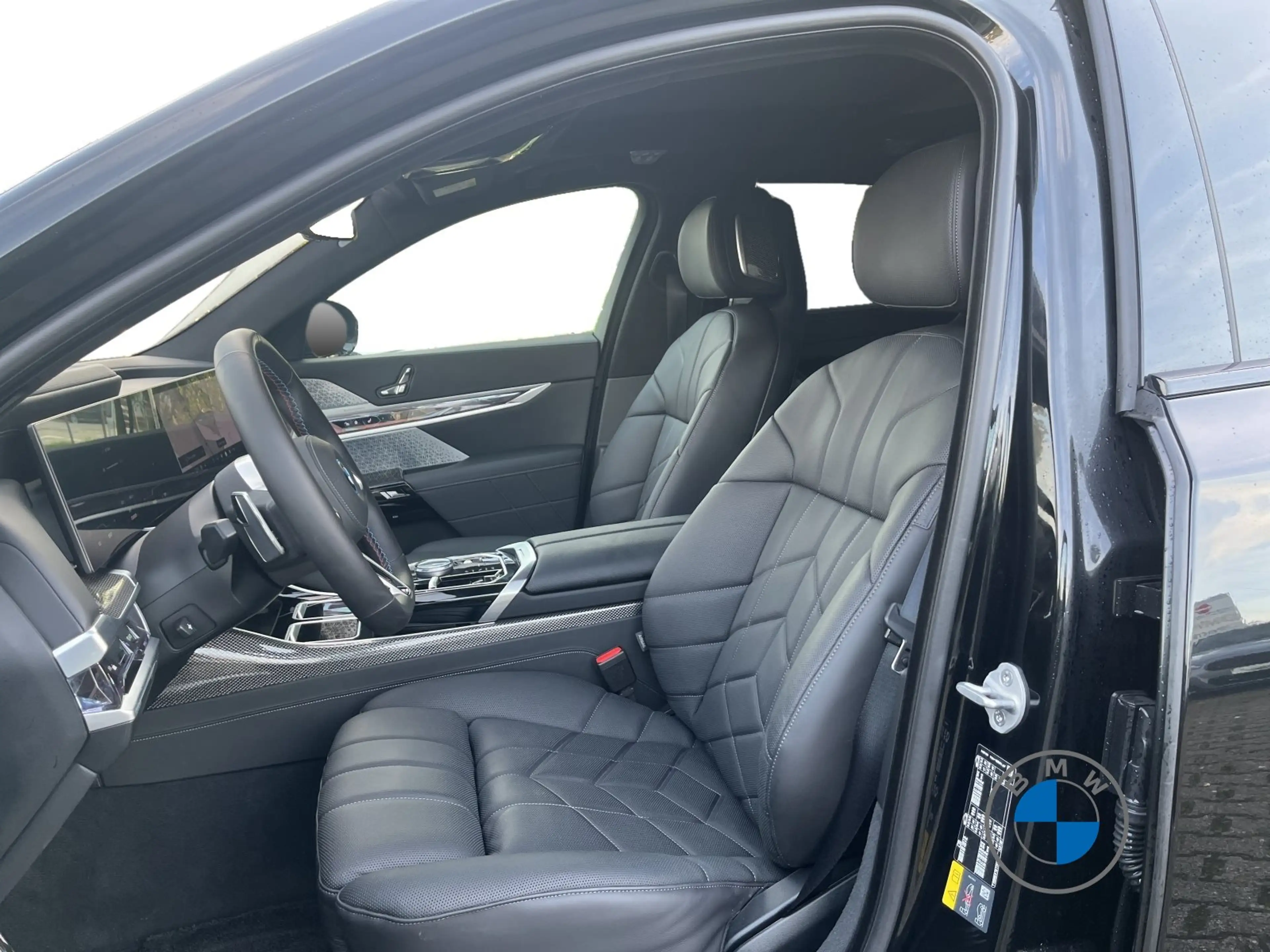 BMW i7 M70 xDrive M Sport 21" TV Massage Skylg. B&W — photo 10