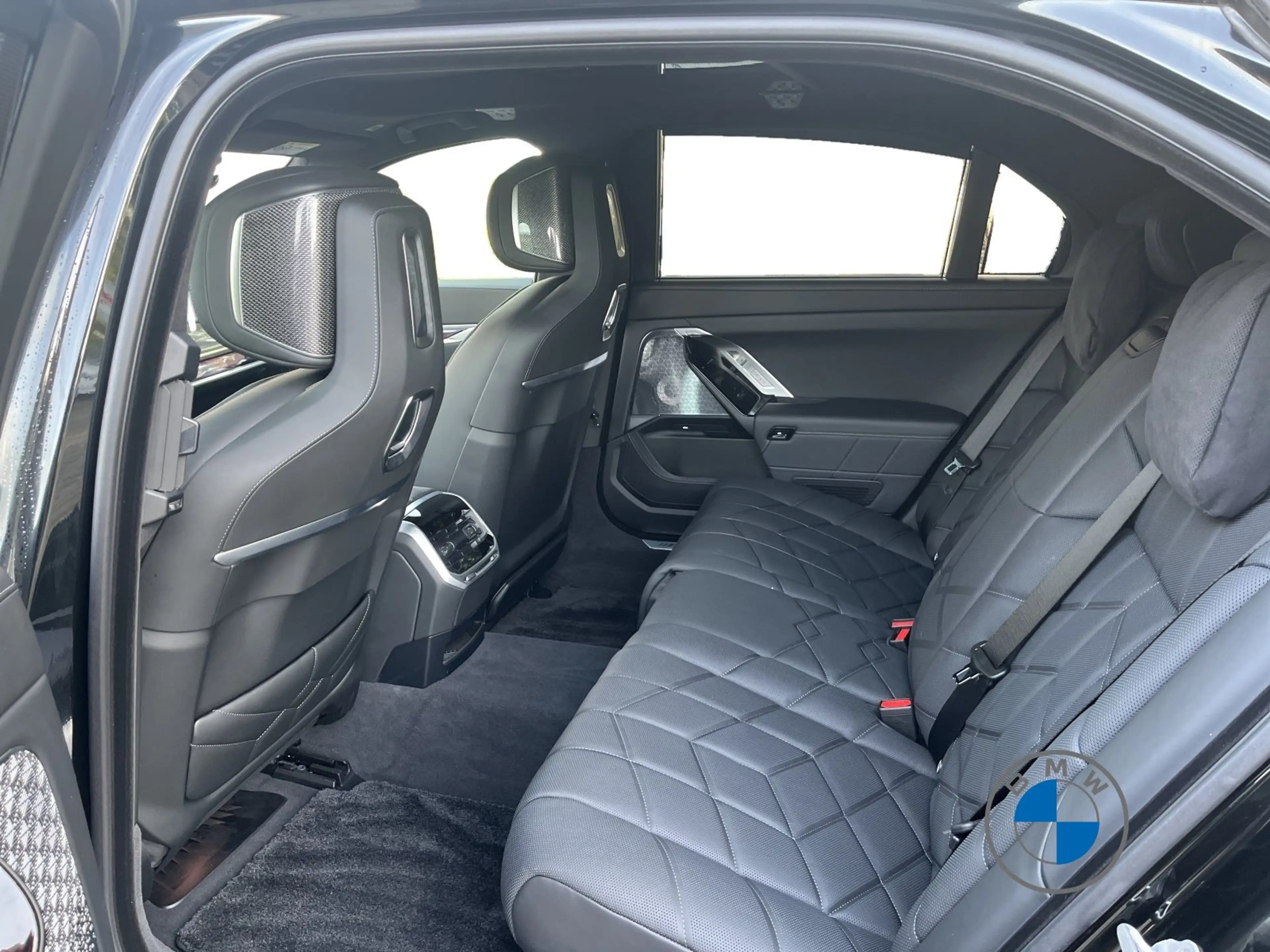 BMW i7 M70 xDrive M Sport 21" TV Massage Skylg. B&W — photo 15