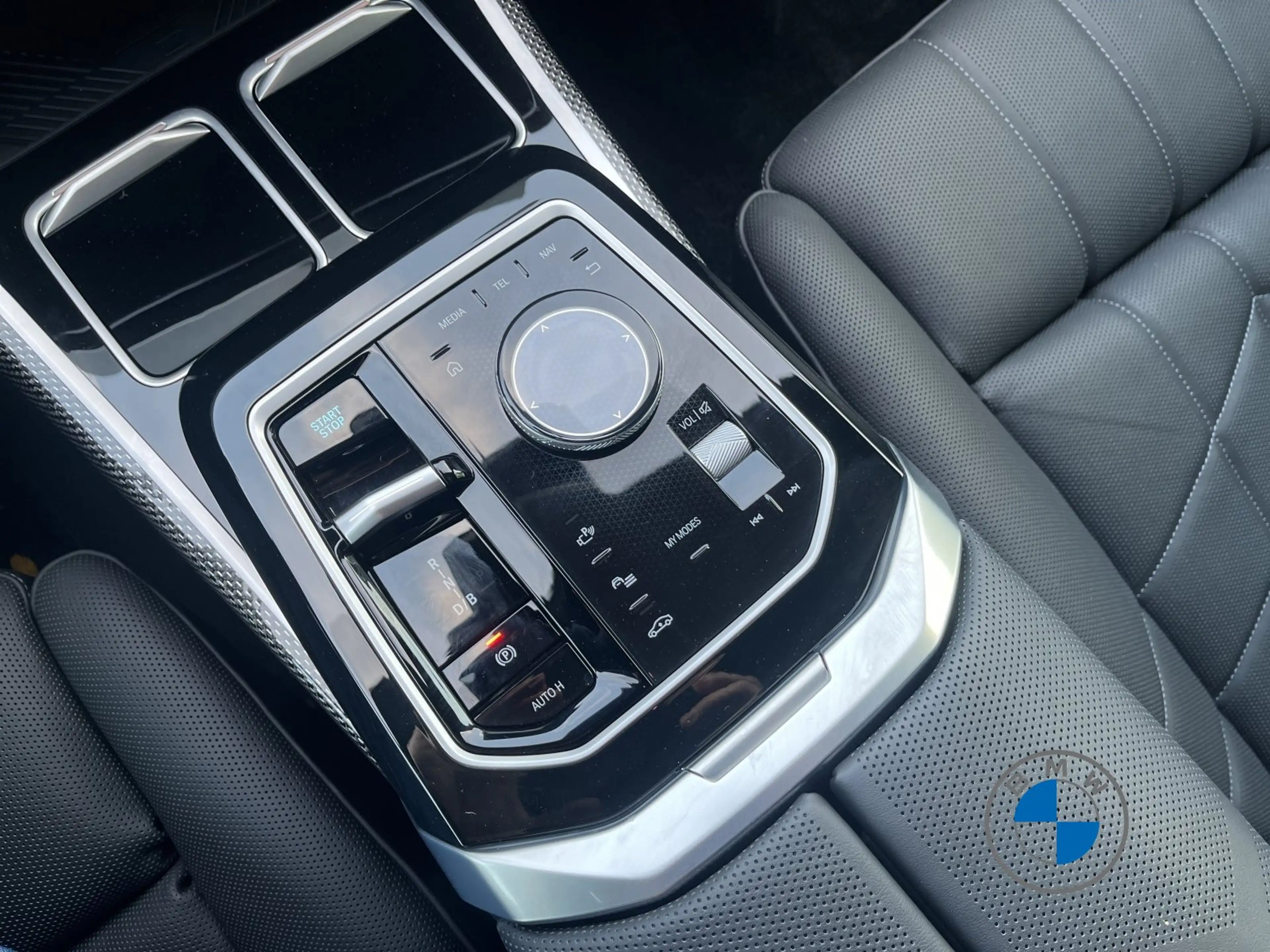 BMW i7 M70 xDrive M Sport 21" TV Massage Skylg. B&W — photo 14