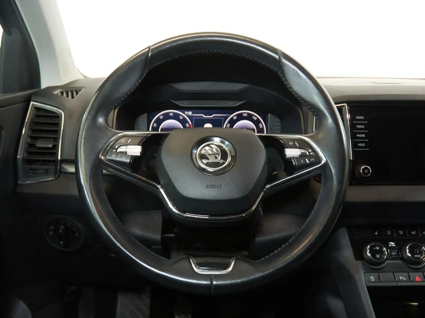 Skoda Karoq 1.6TDI AdBlue Ambition Gris - 2