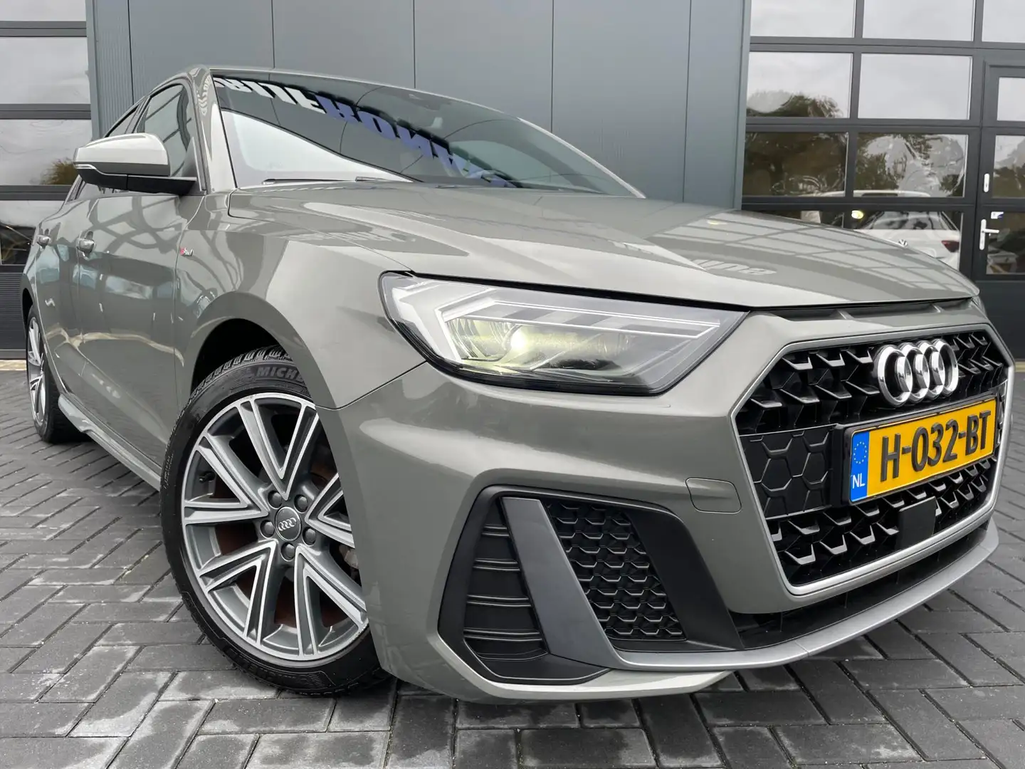 Audi A1 Sportback 30 TFSI 3x S-Line NL.Auto/Automaat/Virtu Gris - 2