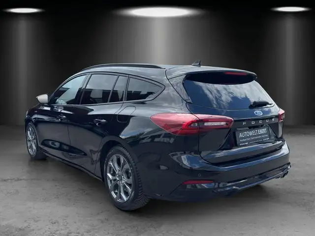 Ford Focus view 3