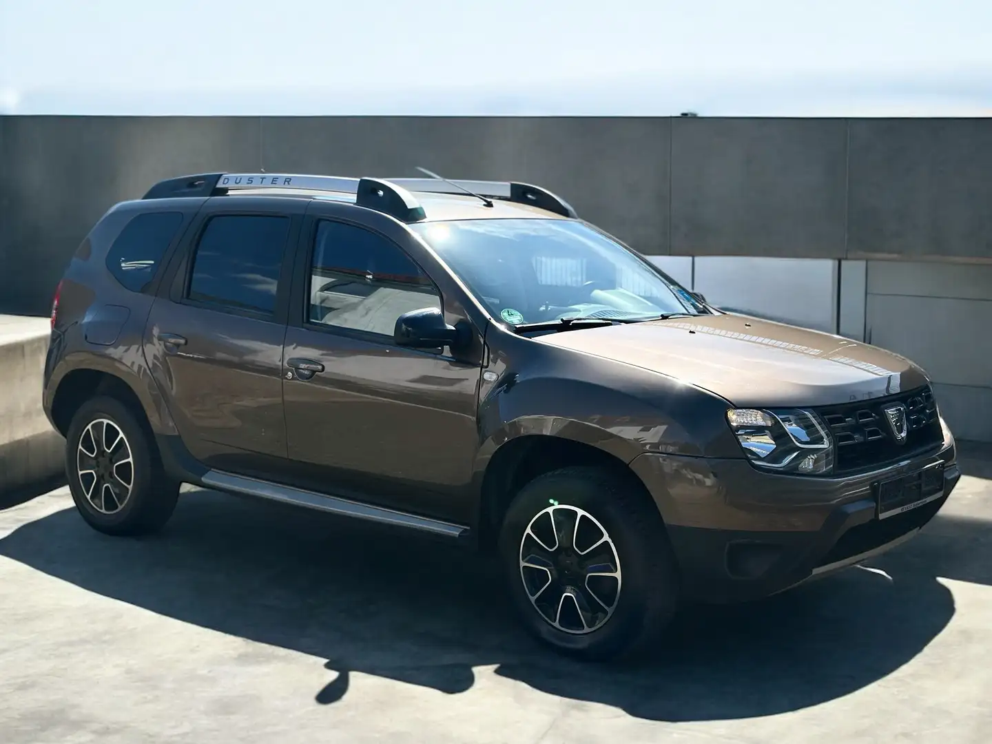 Dacia Duster Black Shadow 4x2 *Klima*Navi* Braun - 1