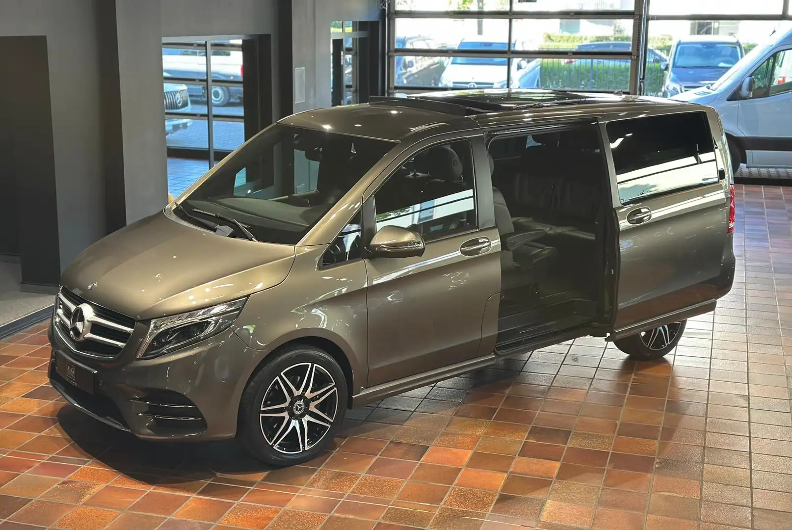Mercedes-Benz V 250 4M LANG AMG-LINE AVANTGARDE PANO SITZKLIMA 8-SITZE Grau - 2