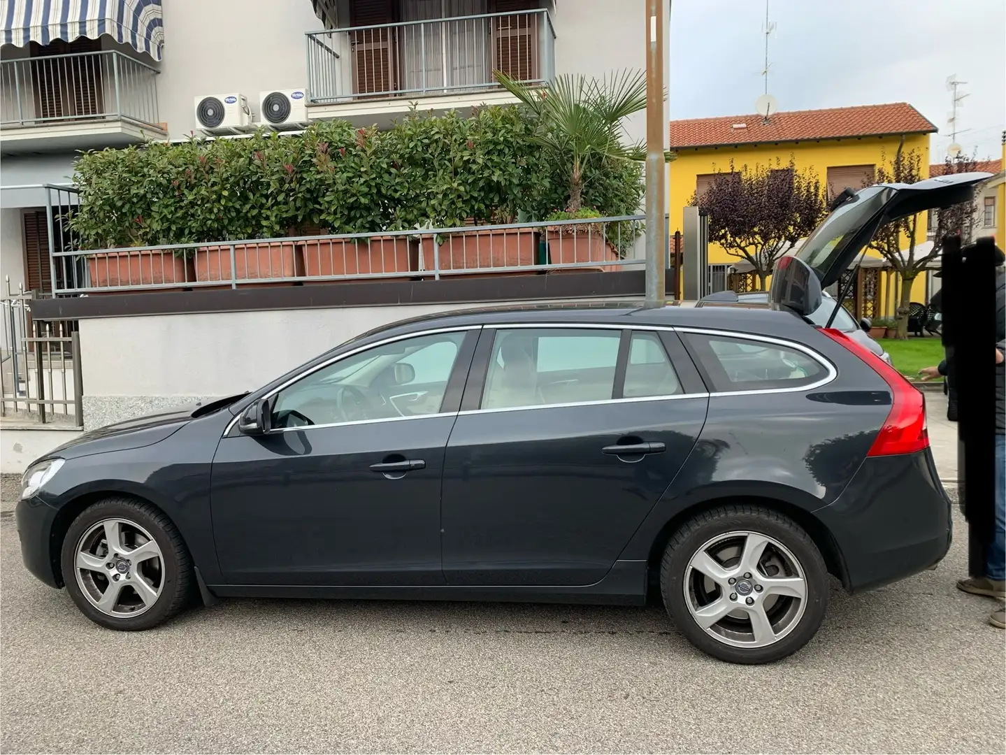 Volvo V60 V60 2.0 d3 R-design geartronic Nero - 1