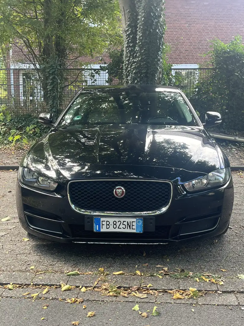 Jaguar XE E-Performance Pure Schwarz - 1