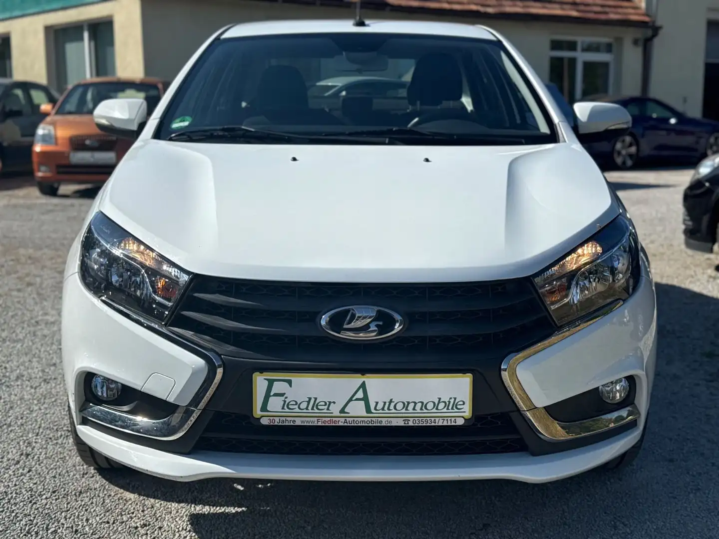 Lada Vesta 1.6 Luxus / KLIMAAUT / SITZHZG / TEMP Weiß - 2