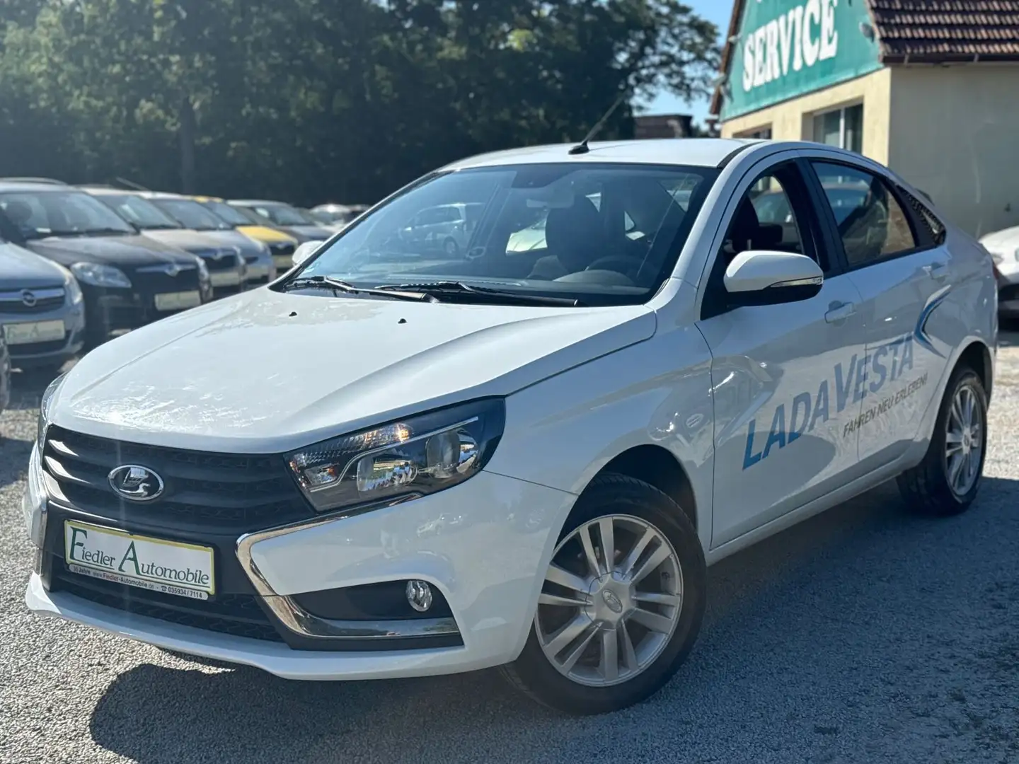 Lada Vesta 1.6 Luxus / KLIMAAUT / SITZHZG / TEMP Weiß - 1