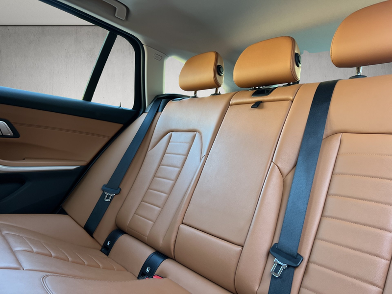 BMW 320 e xDrive — photo 11