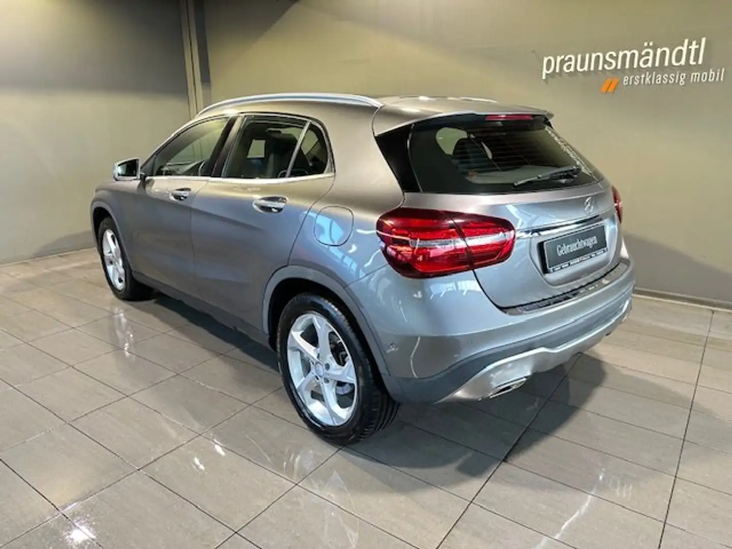 Mercedes-Benz GLA 200 Urban Pano/LED/StaHzg/Distr./18"/eleHeck Grau - 2