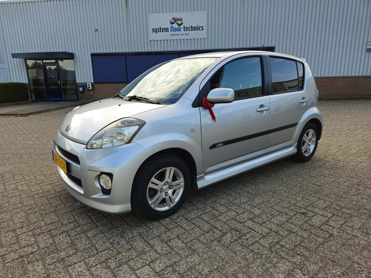 Daihatsu Sirion 1.3-16V Comfort Sport Gris - 1