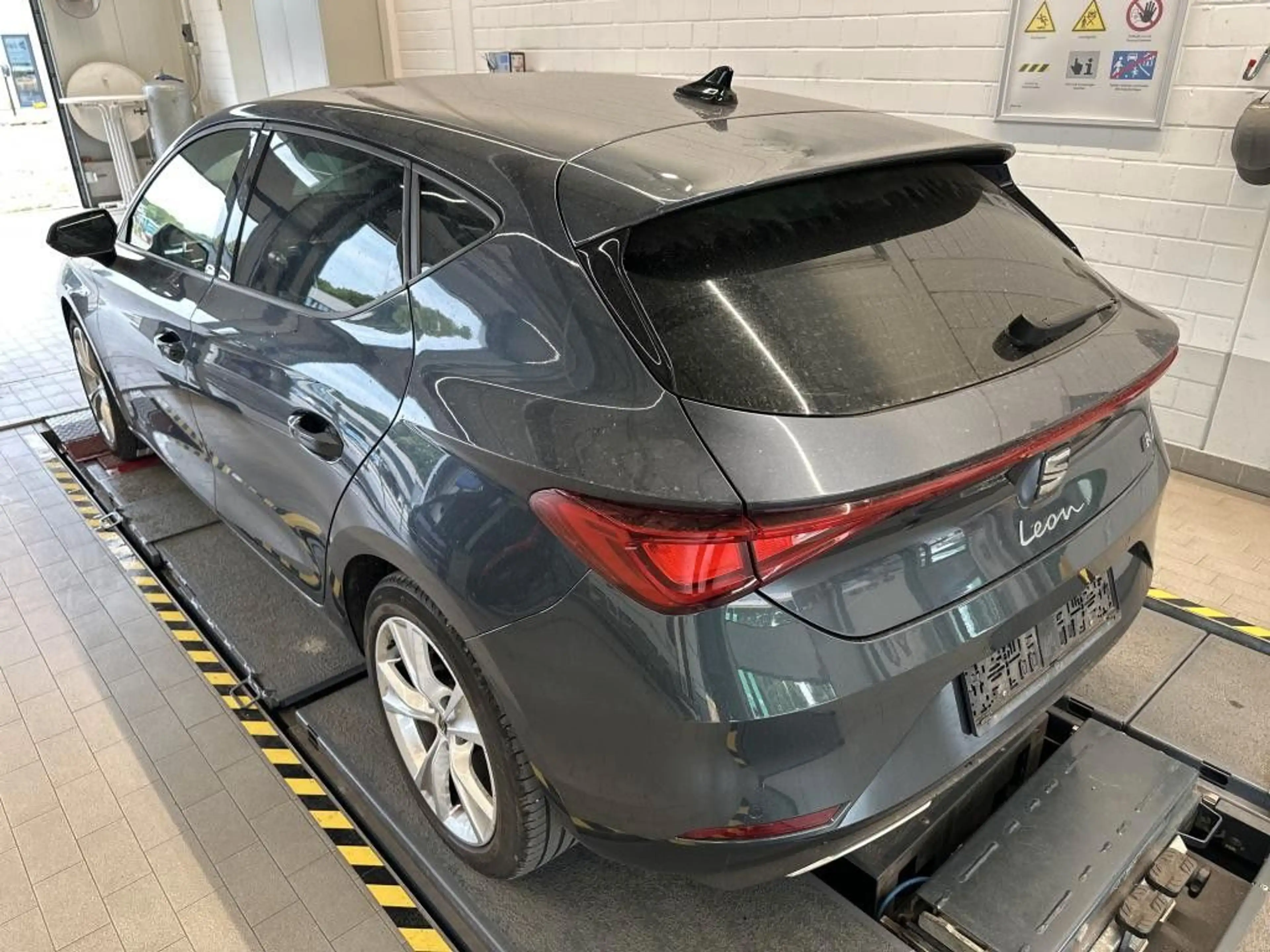 SEAT Leon FR 2.0TDI DSG Navi AHK SHZ ACC LED PDC — photo 3