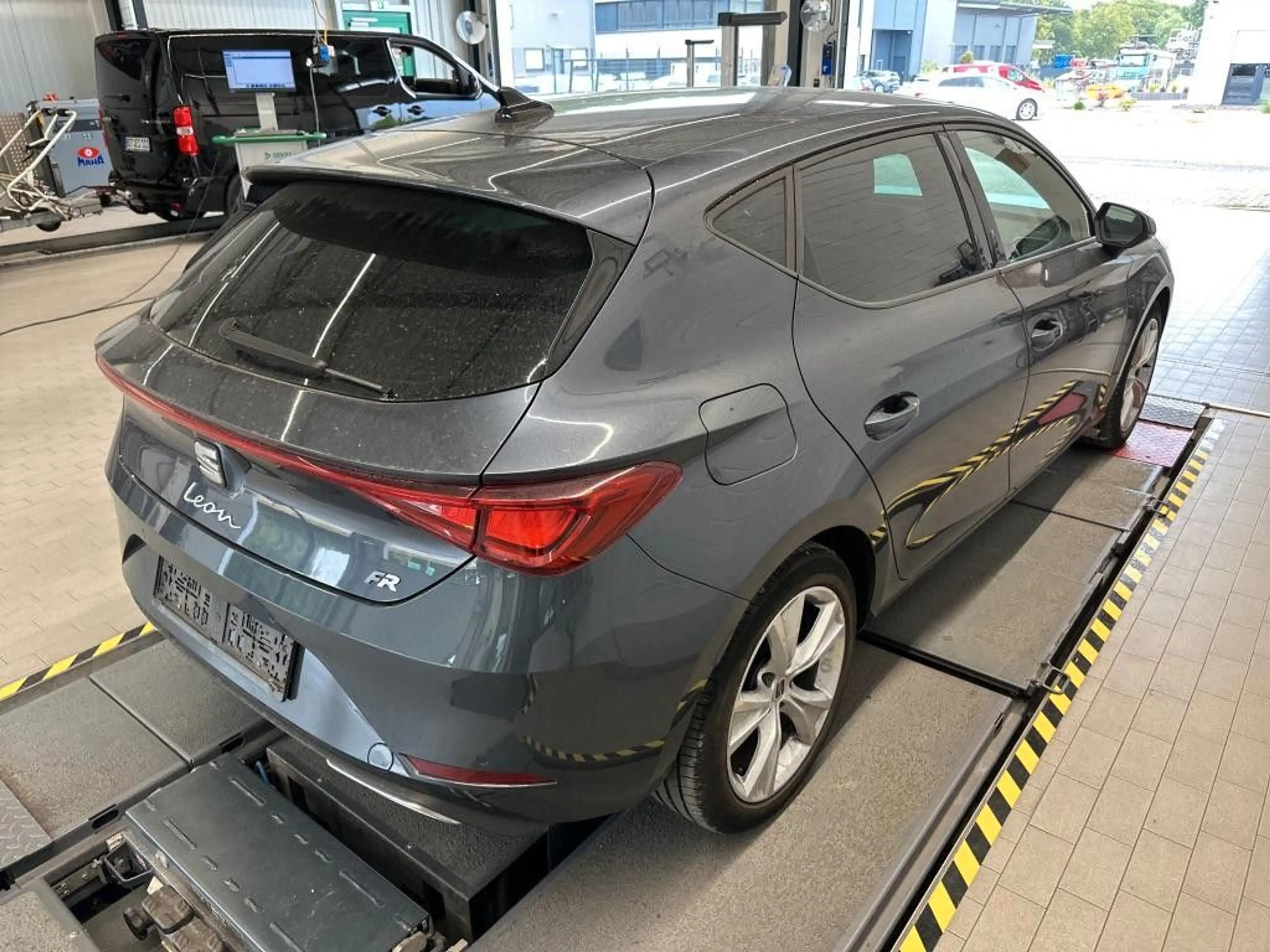 SEAT Leon FR 2.0TDI DSG Navi AHK SHZ ACC LED PDC — photo 4