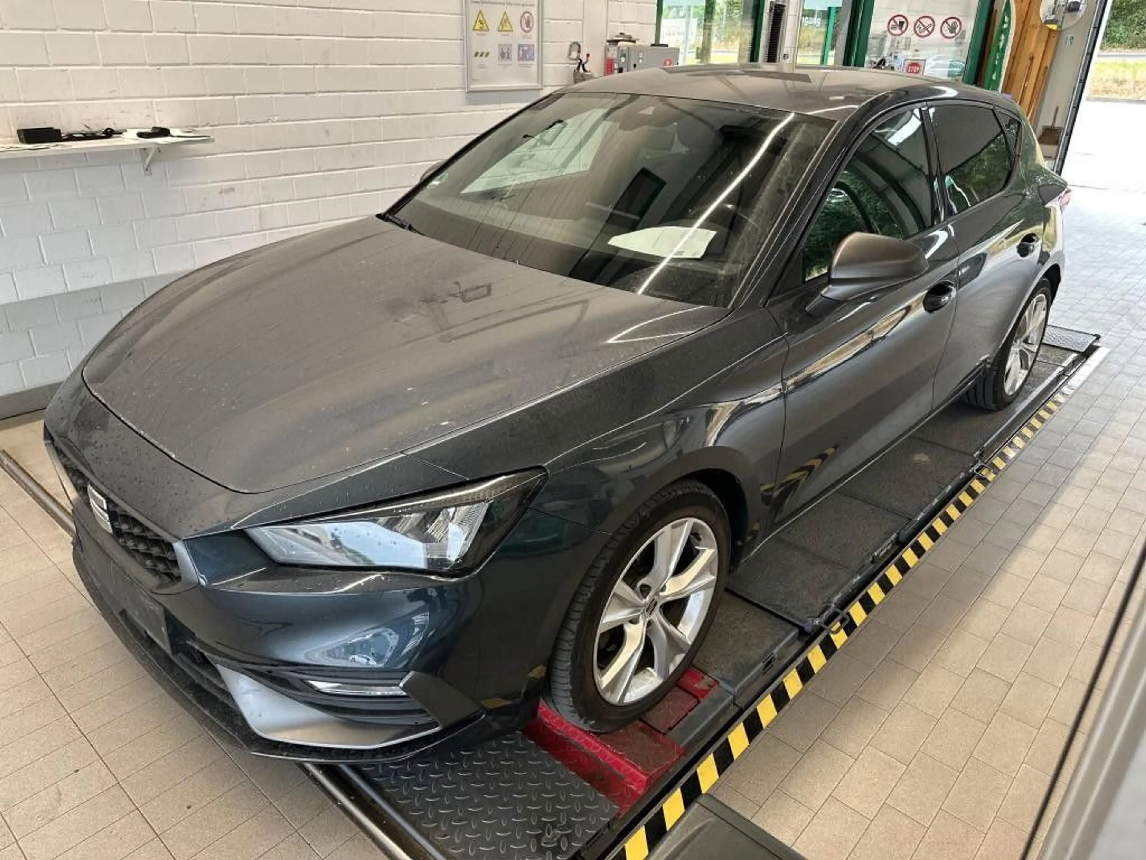 SEAT Leon FR 2.0TDI DSG Navi AHK SHZ ACC LED PDC