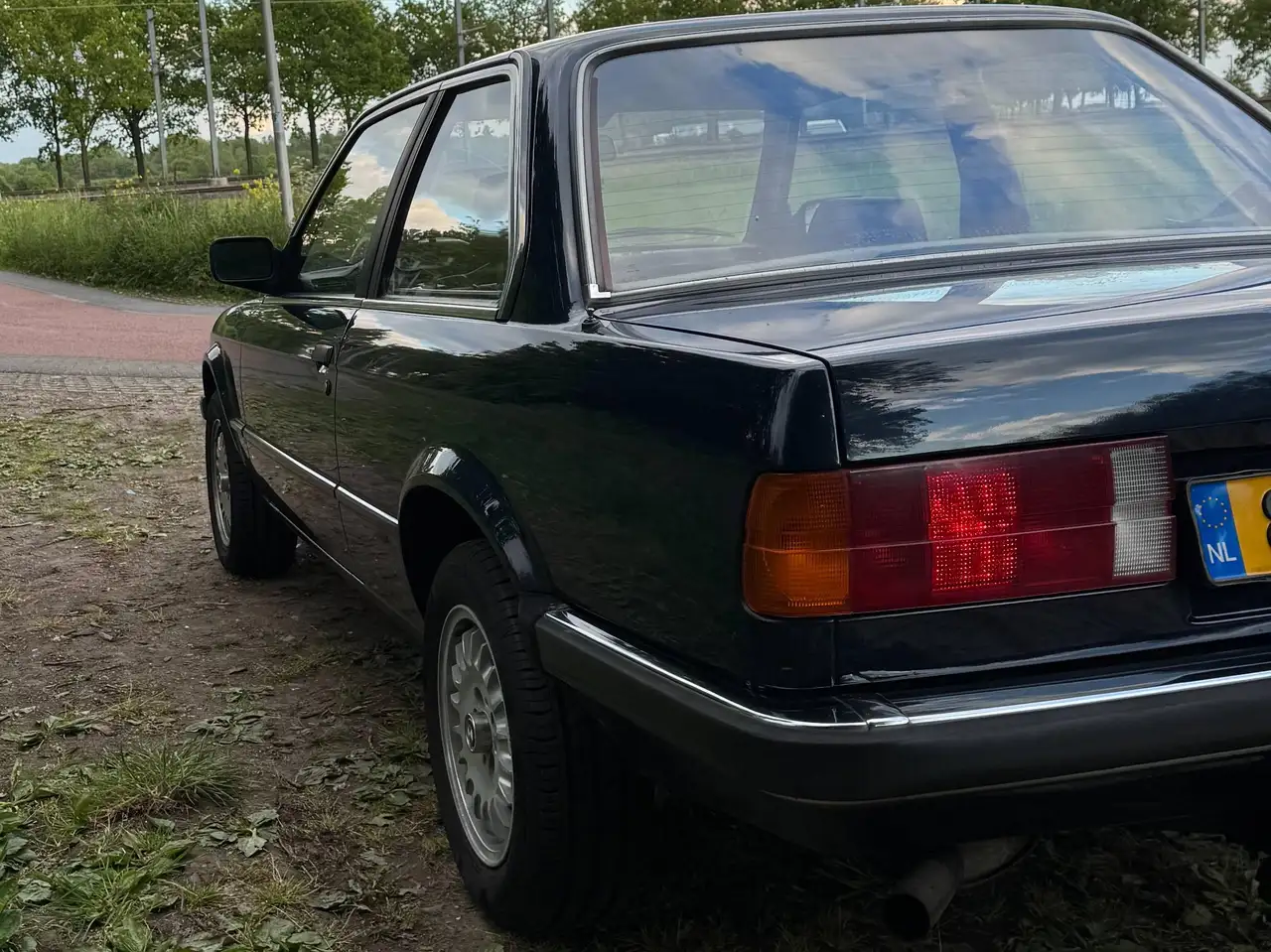 BMW 320i, foto 2