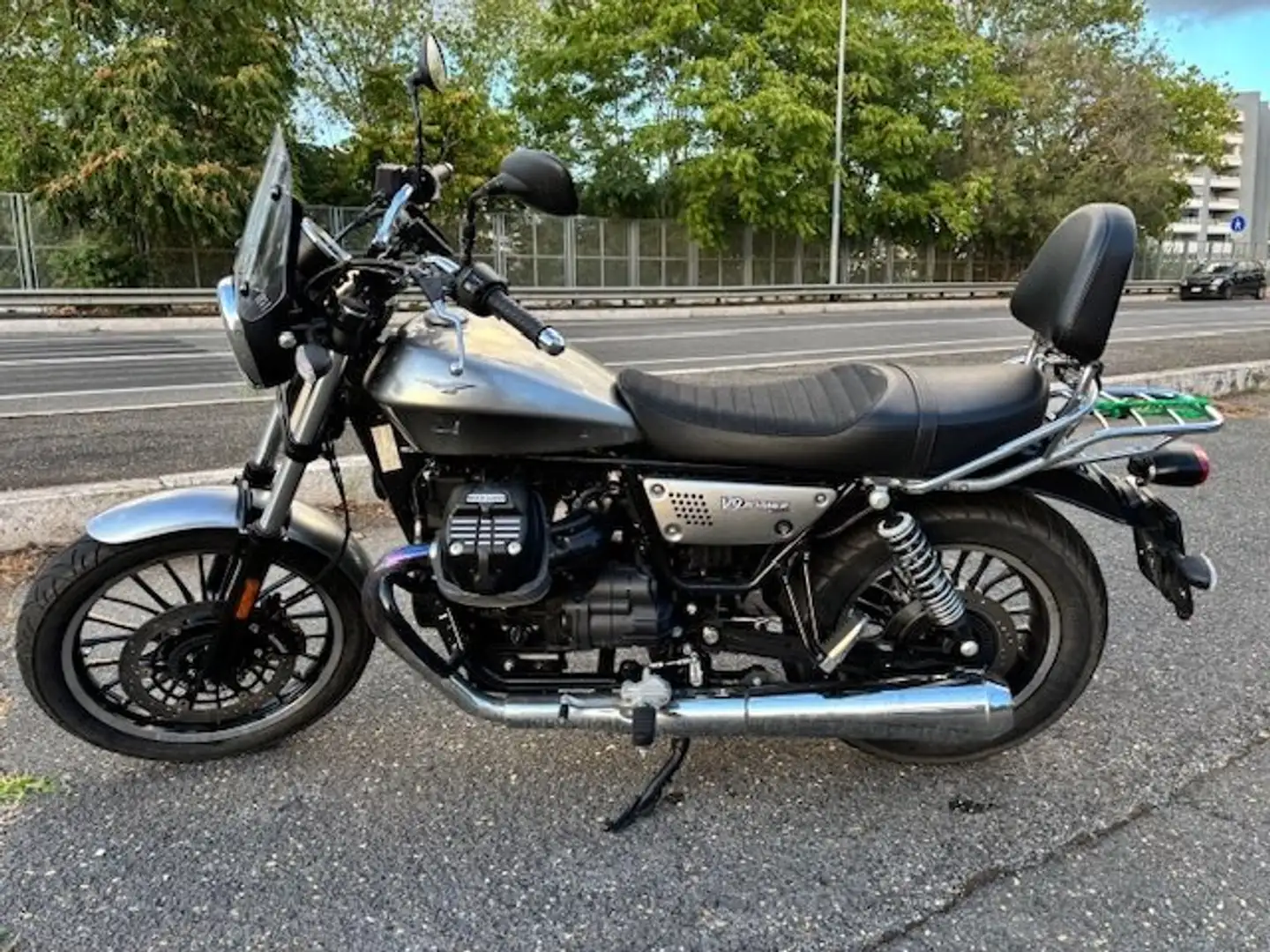 Moto Guzzi V 9 Roamer Silber - 1