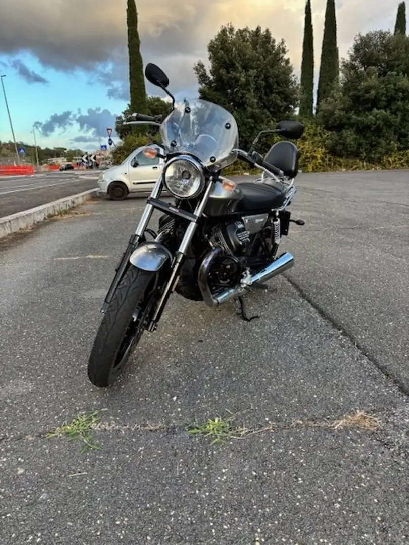 Moto Guzzi V 9 Roamer Silber - 2