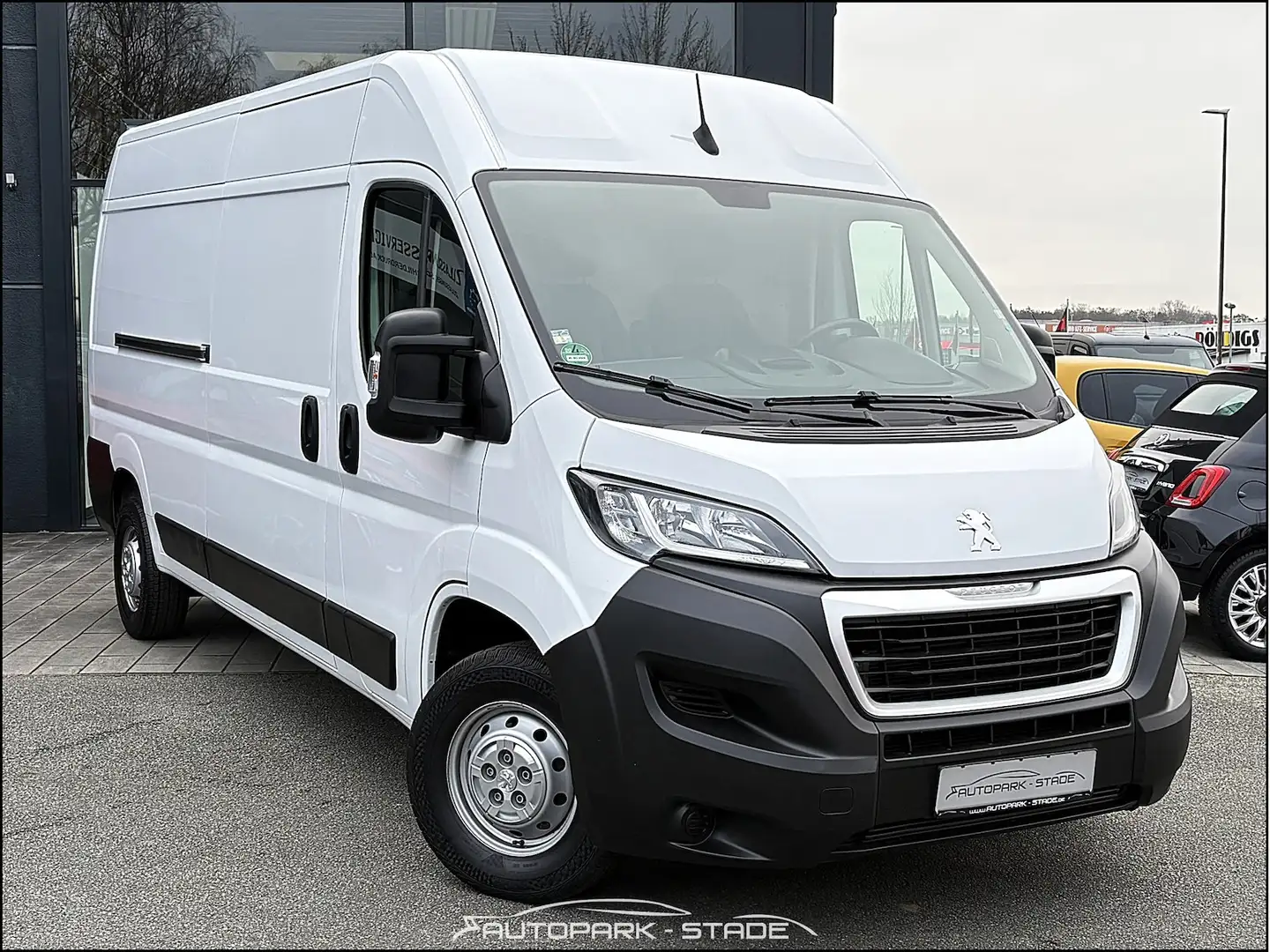 Peugeot Boxer 335 L3H2 Pro BlueHDi 165 Klima Ass. Navi Weiß - 2