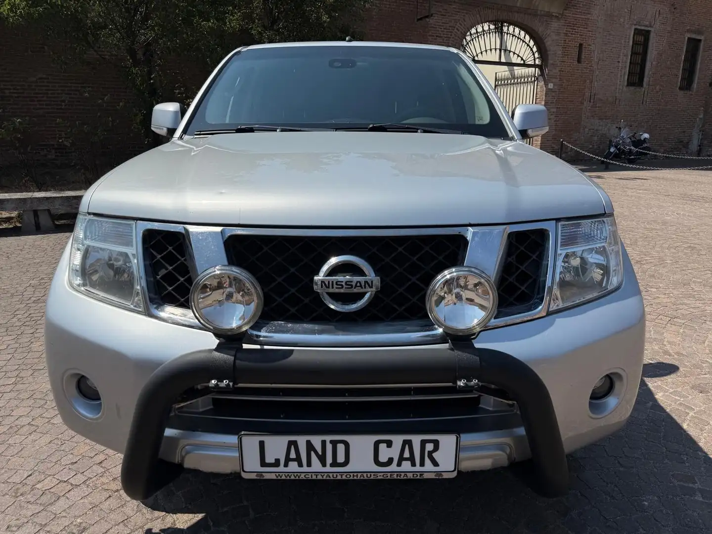 Nissan Navara 2.5 dCi 190CV 4 porte Double Cab LE Grigio - 2