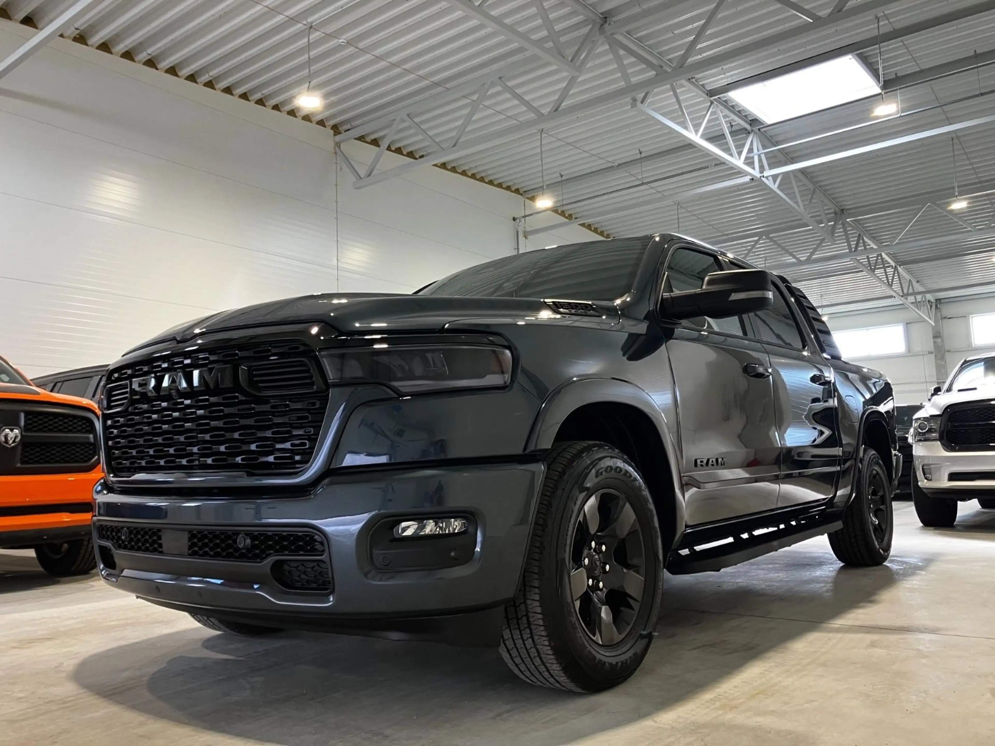 Dodge RAM 3,0T CREWCAB 4x4 2025 Erst 200KM 6 Sitzer Night — photo 2