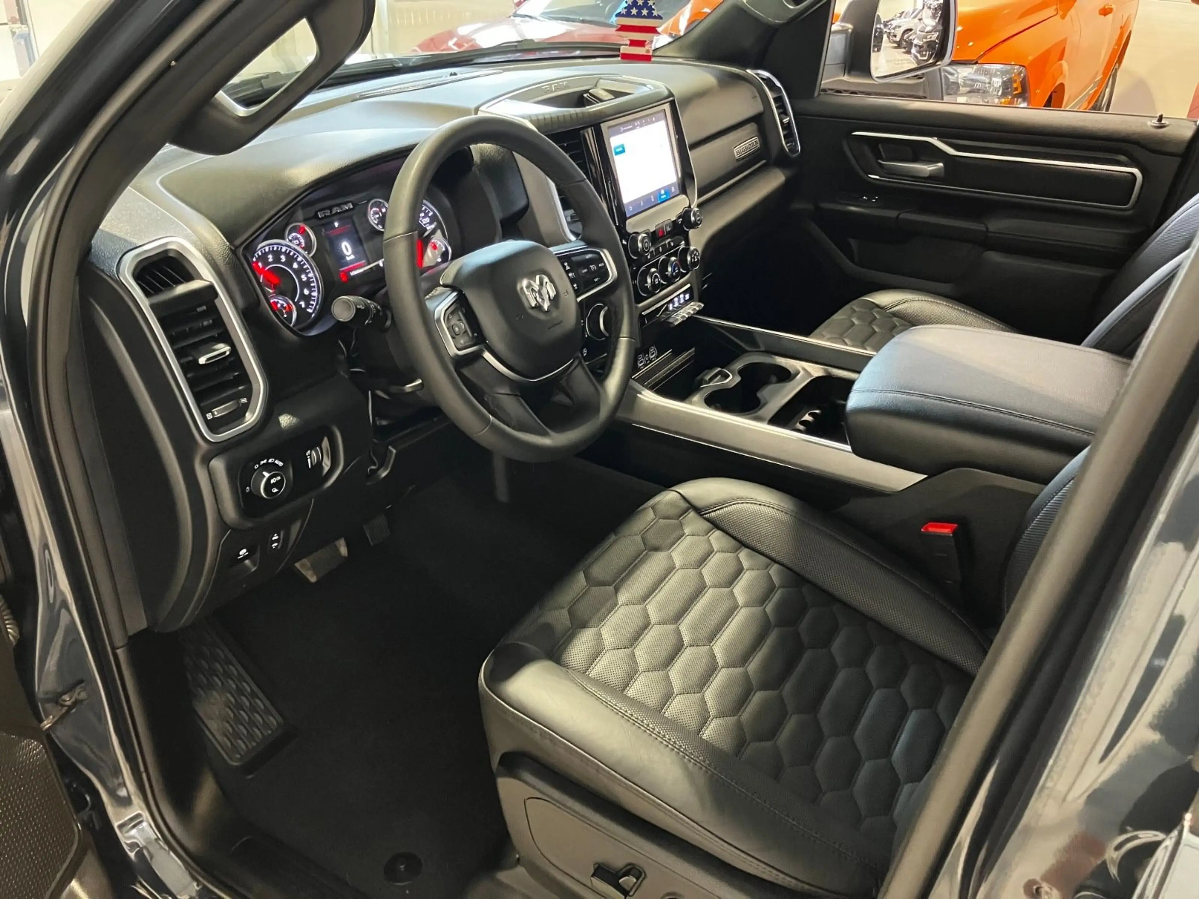 Dodge RAM 3,0T CREWCAB 4x4 2025 Erst 200KM 6 Sitzer Night — photo 10