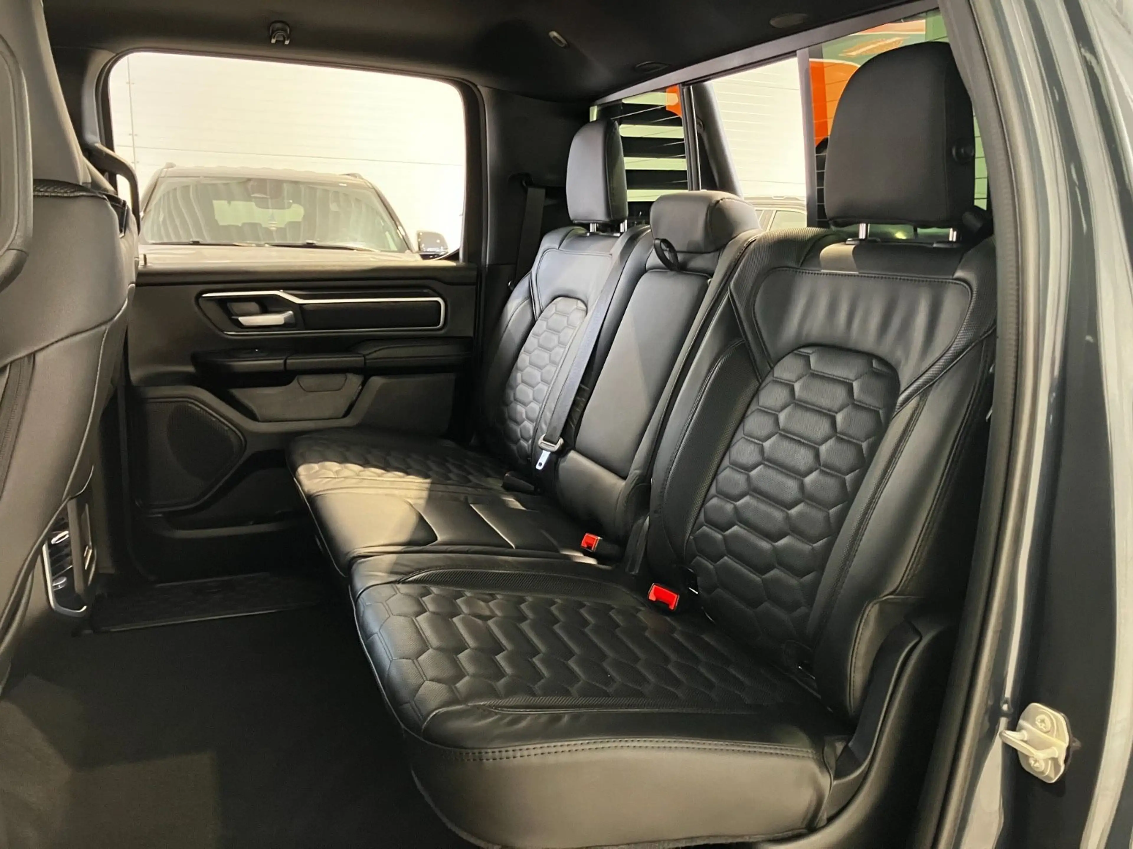 Dodge RAM 3,0T CREWCAB 4x4 2025 Erst 200KM 6 Sitzer Night — photo 15