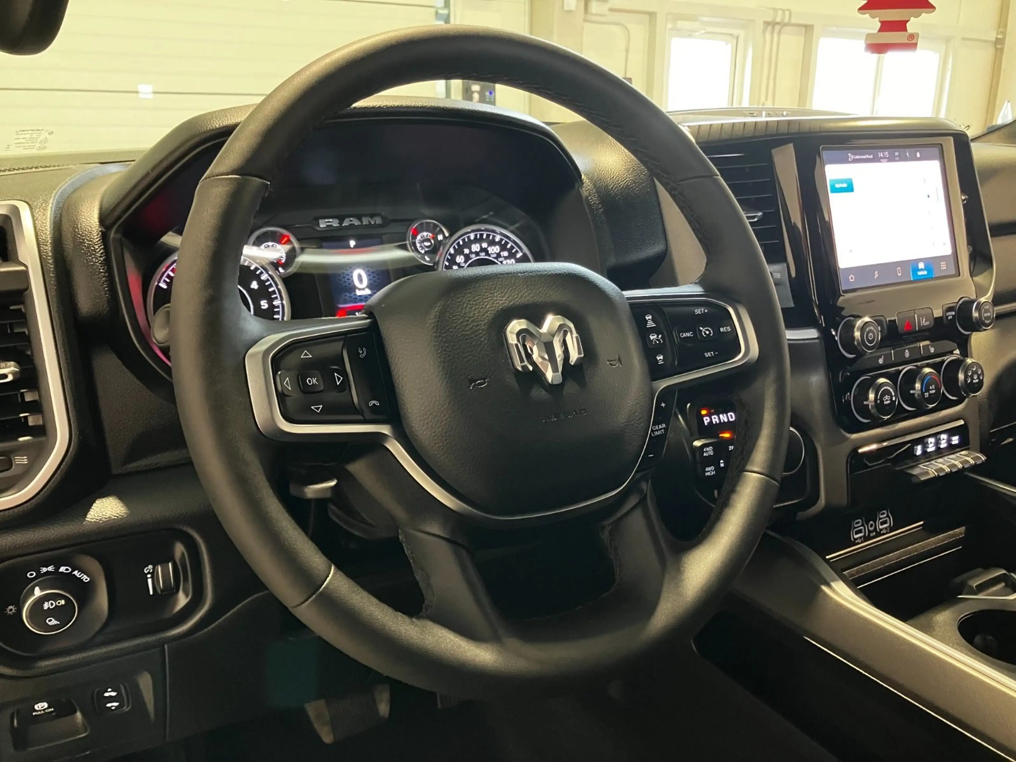 Dodge RAM 3,0T CREWCAB 4x4 2025 Erst 200KM 6 Sitzer Night — photo 11